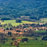 Marsac-en-Livradois vu de St Just, dans la montagne avoisinante. Cette photo a été prise avant le début de la pandémie...