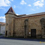 En face, la chapelle des Pénitents Blanc