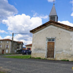 La chapelle de Masselèbre. Dommage qu'il y ait autant de fils électriques :-(