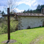 Je continue un peu plus loin pour rejoindre le village des Issards et sa chapelle.