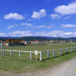 A côté, il y a le terrain de football.