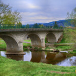 25 avril 2021 : je reviens sur Marsac après un petit tour dans la campagne. Le temps est menaçant ; mais beau pour la photographie. J'en profite pour photographier le pont sur la Dore.