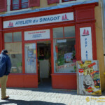 Il rentre dans son atelier.