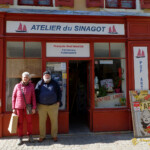 Photo souvenir devant son atelier avec mon épouse.