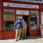 Photo souvenir devant son atelier avec moi. Merci François-Noël pour ton si sympathique accueil !!!
