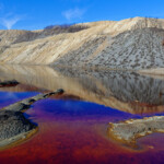Petit lac coloré près de la mine de cuivre de Bor.