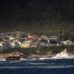 Cette année-là, j'étais en Afrique du Sud avec ma fille Marie, son mari et mon petit-fils : Maxence, âgé de 2ans et demi. Nous avons commencé par Hermanus, endroit où l'on voit des baleines. Sur la photo, la ville d'Hermanus aux premiers rayon du soleil.