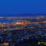 La ville de Cap Town en début de nuit, vue du belvédère qui domine la ville.