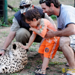 Pour l'habituer aux animaux sauvages, avant de faire des safaris, nous l'avons à la ferme réserve de Endoneni qui est un endroit de réadaptation pour les guépards et les caracals. Là, il a pu même caresser un guépard...