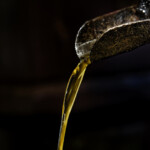 La bonne huile coule du pressoir.