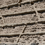 Le sentier du pisé, photo No14 : mur en pisé typique dans le village des Bradoux