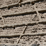 Le sentier du pisé, photo No14 : mur en pisé typique dans le village des Bradoux
