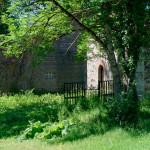 Le sentier du pisé, photo No16 : dans le village des Bradoux. Une maison typique dans les arbres ; mais je ne pouvais pas y accéder , car fils électriques :-(