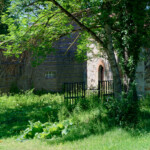 Le sentier du pisé, photo No16 : dans le village des Bradoux. Une maison typique dans les arbres ; mais je ne pouvais pas y accéder , car fils électriques :-(