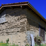 Le sentier du pisé, photo No2 : dans le village de Lavenal