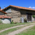 Le sentier du pisé, photo No3 : dans le village de Lavenal
