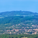 Le sentier du pisé, photo No37 : au loin nous pouvons apercevoir Thiers. Tout du moins une partie.