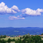 Le sentier du pisé, photo No38 : cette dernière photo est un panoramique sur Sermentizon, commune dont dépend ce sentier. Merci aux bénévoles qui entretiennent ce sentier !